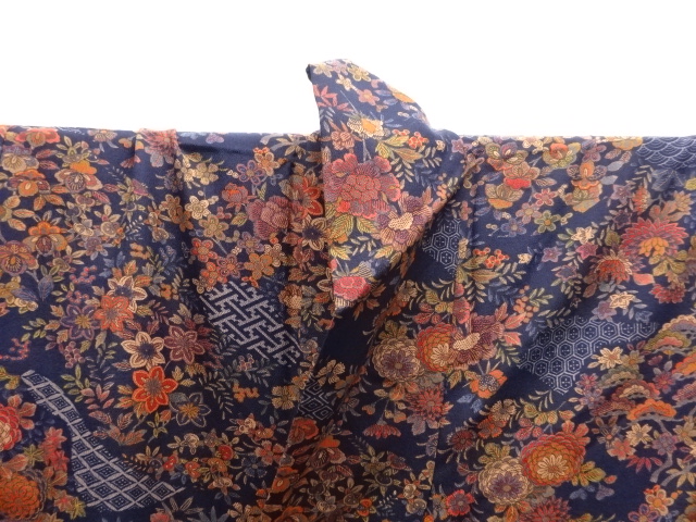  縮緬地　草花に古典柄小紋着物